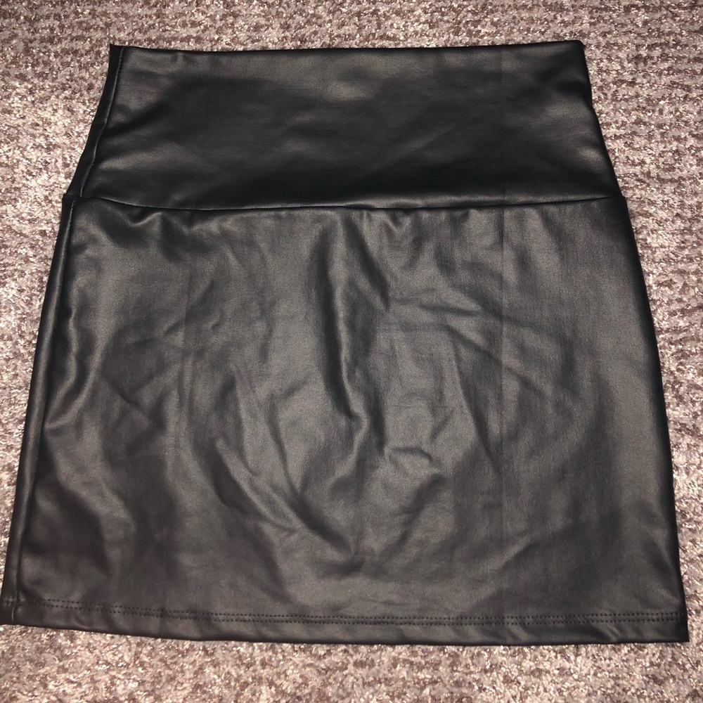 Faux leather mini skirt